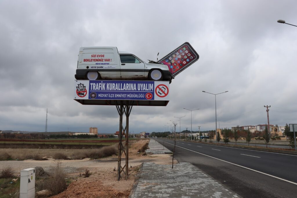 Trafik Kazalarını Önlemek İçin Hurda Araçlarla İlginç Farkındalık Son