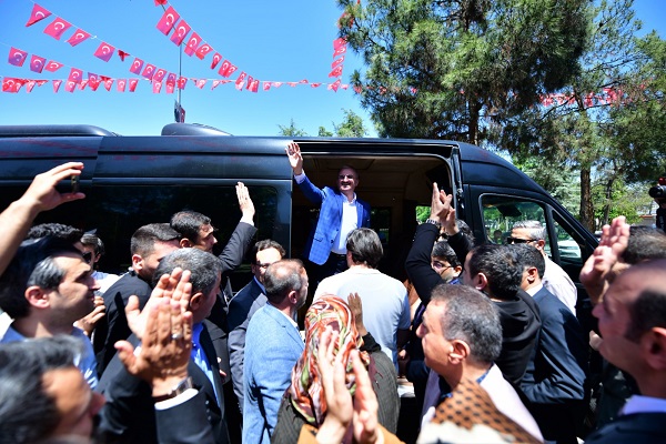 Eski Validen Diyarbakır’a Kürtçe Veda