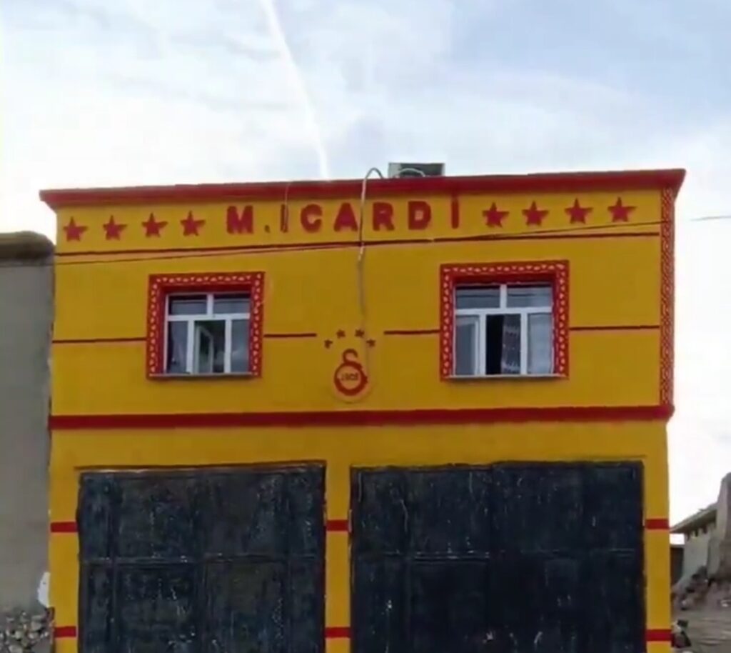 Evini Sarı Kırmızıya Boyayarak Adını Yazan Vatandaşı, İcardi Paylaştı