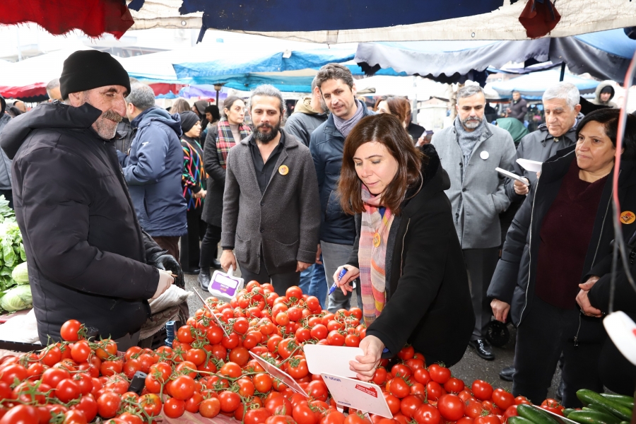 Semt Pazarı’nda Esnafa Kürtçe Fiyat Etiketleri Dağıtıldı