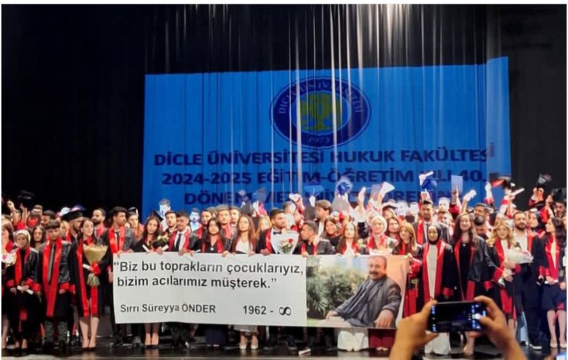 Dicle Üniversitesi’nde Mezuniyet Töreninde Sırrı Süreyya Önder İçin Pankart Açıldı