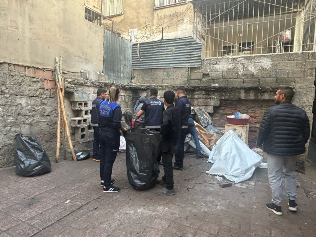 Büyükşehir Belediyesi Barınma Hakkı İhlal Edilen Aileye Sahip Çıktı