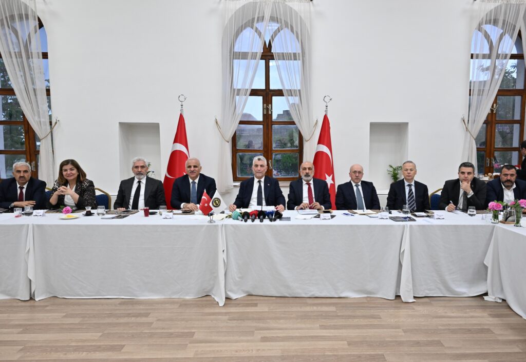 Diyarbakır’da İş Dünyasıyla Bir Araya Gelen Ticaret Bakanı Bolat’tan Esnafa Müjde