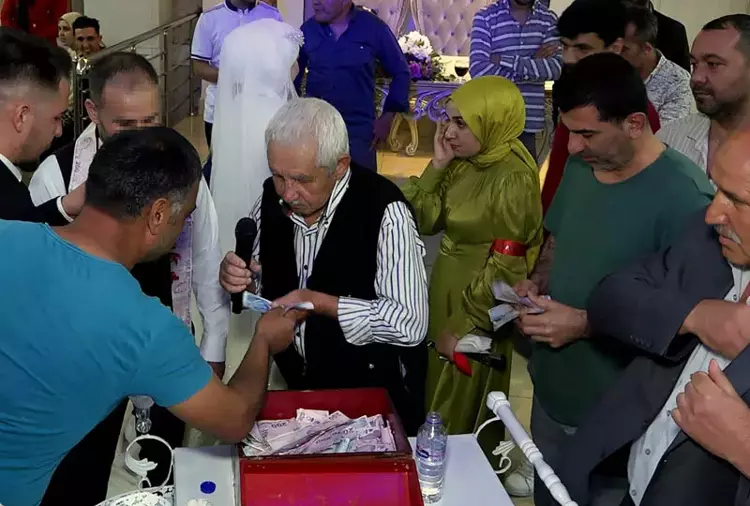 Davetli Gibi Gittiği 2 Düğünde Gelin ve Damada Takılan Paraları Çaldı