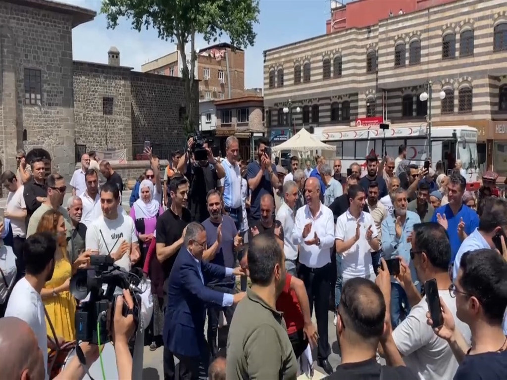 PKK’nın Fesih Kararı Sonrası Diyarbakır’da Vatandaşlar Halay Çekti