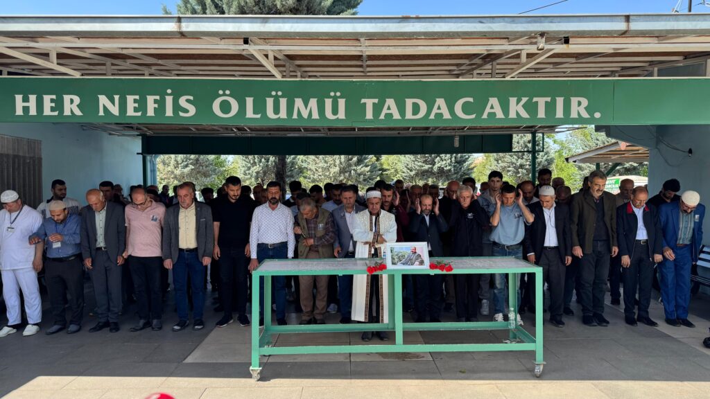 Sırrı Süreyya Önder İçin Diyarbakır’da Gıyabi Cenaze Namazı Kılındı