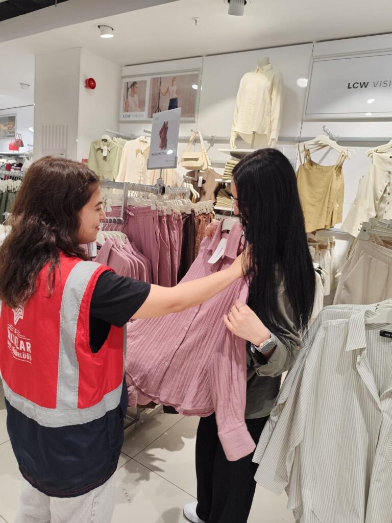 4 İlde 2 Bin 300 Yetim ve Öksüz Çocuğa Bayram Desteği