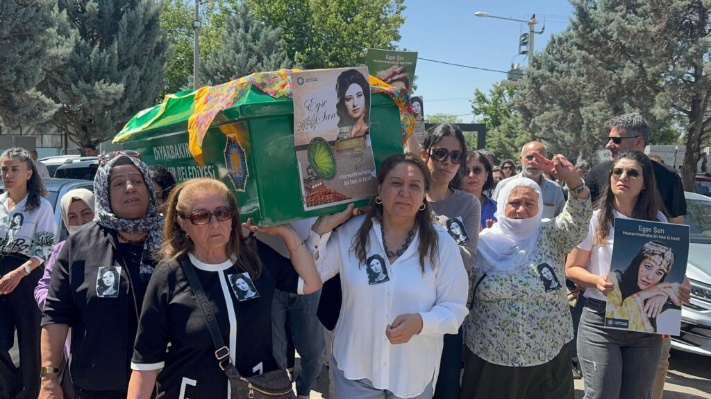 Kürt Müziğinin Taçsız Kraliçesi Ayşe Şan’ın Vasiyeti 29 Yıl Sonra Gerçekleşti, Cenazesi Diyarbakır’da Defnedildi