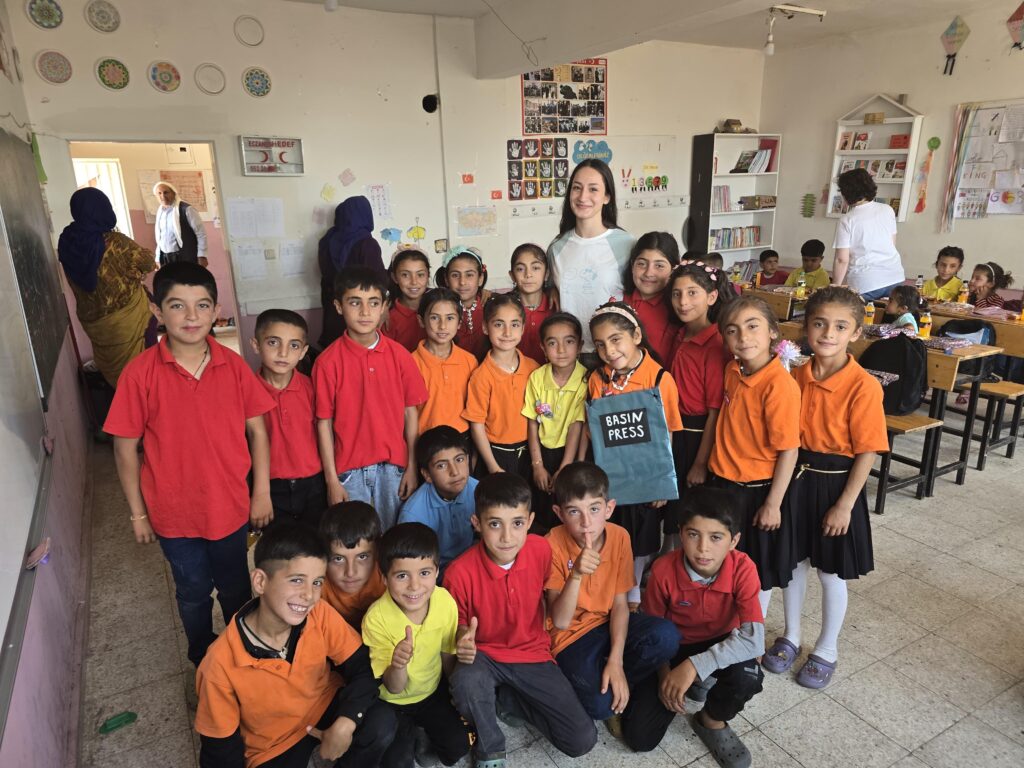 Milli Sporcu Sena, Diyarbakır’a 120 Kilometre Uzaktaki Köy Okulunu Ziyaret Etti