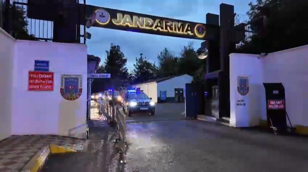 Sahte Kimliklerle Kargo Şirketi Kuran Uyuşturucu Şebekesine Operasyon: 9 Tutuklama