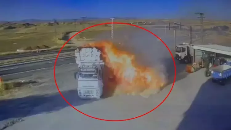 Alev Alan Saman Yüklü Kamyon, Petrole Girdi; O Anlar Kamerada