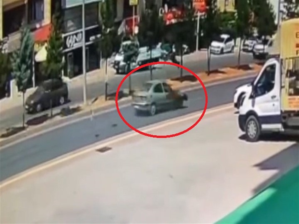 Karşıya Geçmeye Çalışan Yayaya Otomobil Çarptı; Kaza Anı Kamerada