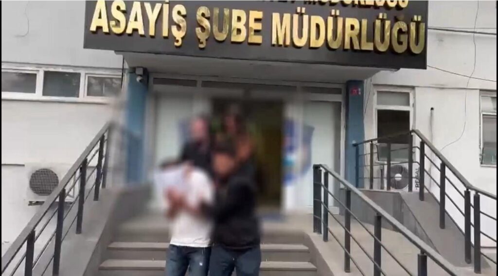 ATM’lerde Yardım Bahanesiyle Vatandaşları Dolandıran 2 Şüpheli Tutuklandı