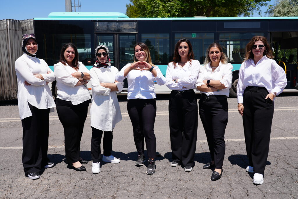 Diyarbakır’da 12 Kadın Şoför, Otobüs Direksiyonuna Geçti
