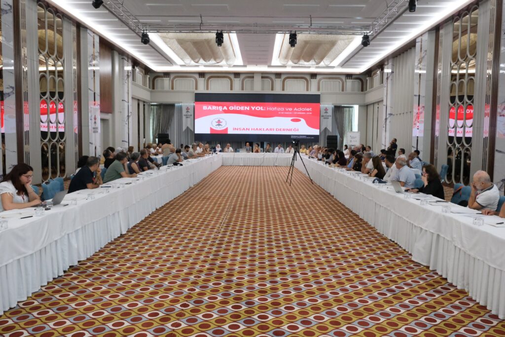 Şehitler İle PKK’lıların Aileleri Diyarbakır’da Buluştu; ‘Kaymaz ve Bülbül’ün Annelerinden Barış Mesajı’